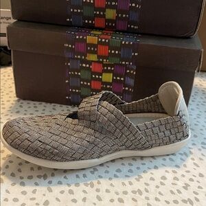 Bernie Mev Margo K smoke shimmer Stylish Gray Woven girls Shoes 31 NIB